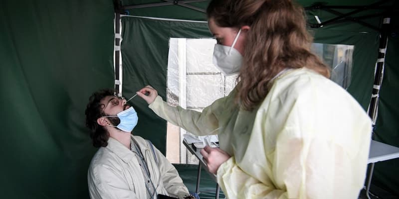 Un homme se fait dépister au Covid-19 le 6 juillet 2022 à Paris.