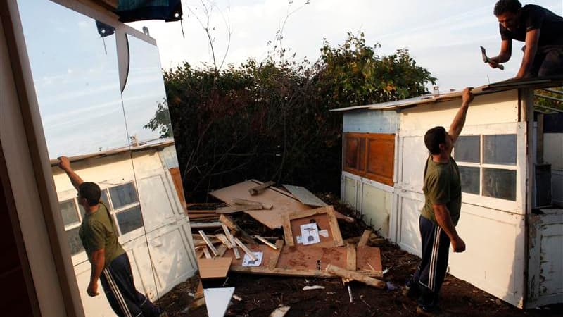 Roms construisant un abri dans un camp à Lezennes, près de Lille. Une dizaine d'associations en appellent au Premier ministre Jean-Marc Ayrault après les déclarations de Manuel Valls affirmant que les Roms ne souhaitent pas s'intégrer et dénoncent des ori