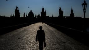 Un homme sur le Pont Charles à Prague. (Photo d'illustration)