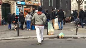 Des distributions alimentaires ont lieu quotidiennement dans le quartier de La Chapelle-Pajol.
