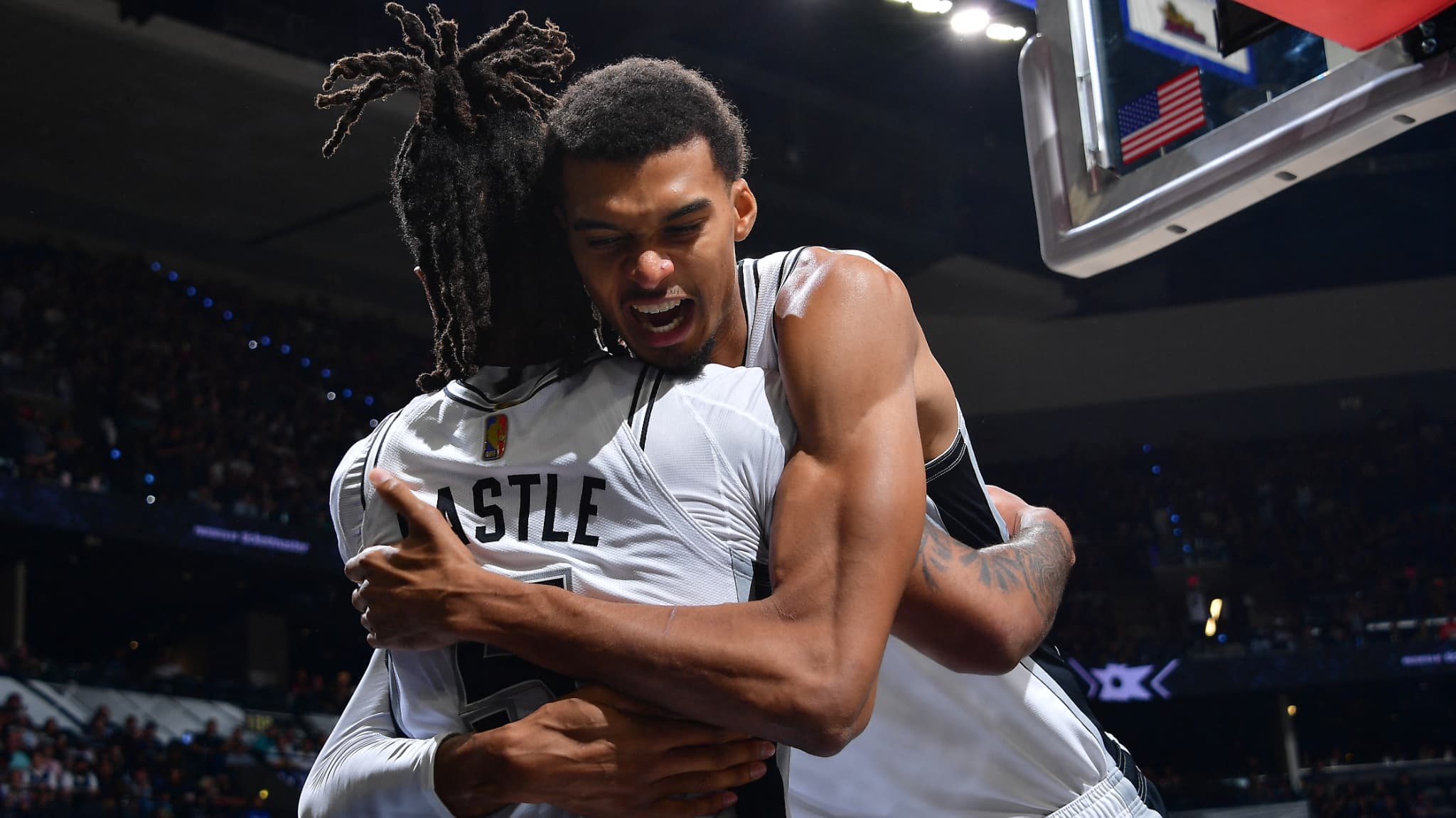 https://images.bfmtv.com/dOKULmP2mmwsszFnWebNuvw_IAQ=/0x120:2048x1272/images/Stephon-Castle-et-Victor-Wembanyama-avec-les-San-Antonio-Spurs-26-octobre-2025-2161563.jpg