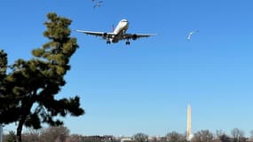Un avion près de l'aéroport national Ronald Reagan près de Washington aux Etats-Unis le 24 février 2021 