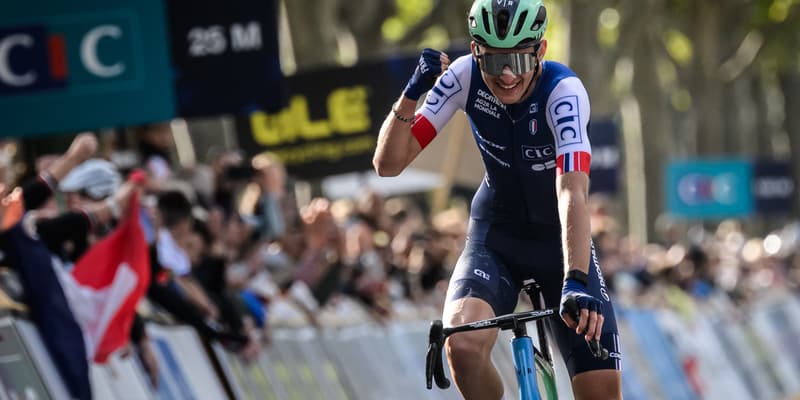 Paul Seixas célébrant sa médaille de bronze sur la course en ligne des championnats d'Europe de cyclisme 2025 en Drôme-Ardèche