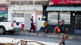 Un gendarme chasse des pilleurs près de Marigot à Saint-Martin, le 8 septembre 2017