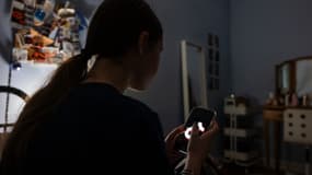 Une adolescente américaine sur son smartphone le 31 janvier 2024 à New York (photo d'illustration)