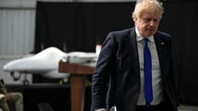 Boris Johnson, le 13 avril, à l'aéroport de Lyddon. 