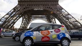 Cinq ans après le Vélib', les Parisiens découvrent lundi les voitures électriques de location Autolib', appelées à révolutionner la façon de circuler en ville. /Photo prise le 2 décembre 2011/REUTERS/Gonzalo Fuentes