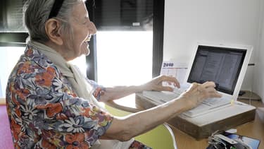 Selon le Credoc, les plus de 60 ans y sont plus présents et actifs su les réseaux sociaux que les catégories aisées.