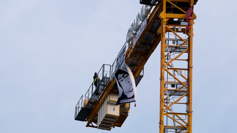 "45.000 personnes ont été tuées par des armes à feu depuis que vous assumez la responsabilité" du pays, pouvait-on lire sur une large banderole suspendue par Manuel Oliver à une grue de chantier, en plein centre de la capitale.