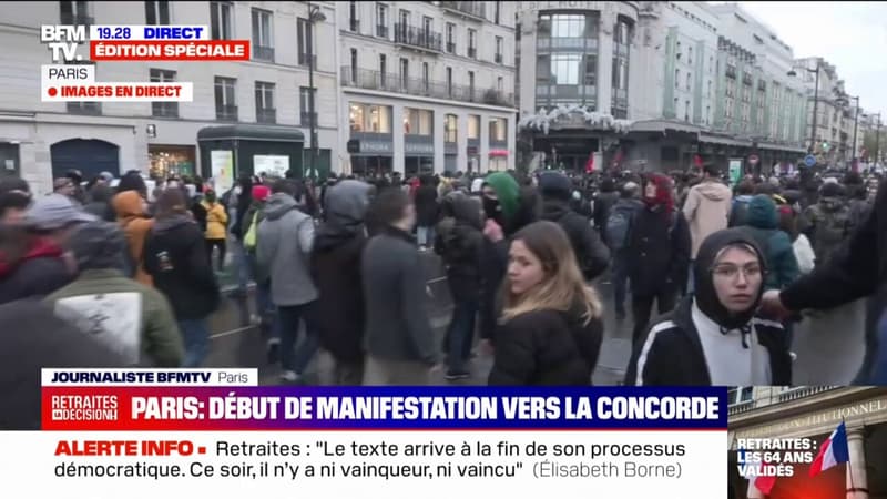 Début d'une manifestation sauvage à Paris contre la décision du Conseil constitutionnel