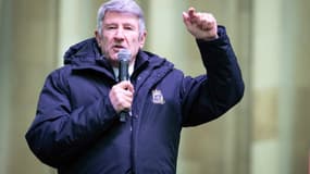 L'homme politique et écrivain français Philippe de Villiers prononce un discours lors de sa participation à la "Marche pour la vie", une manifestation contre l'avortement, à Paris, le 19 janvier 2025.