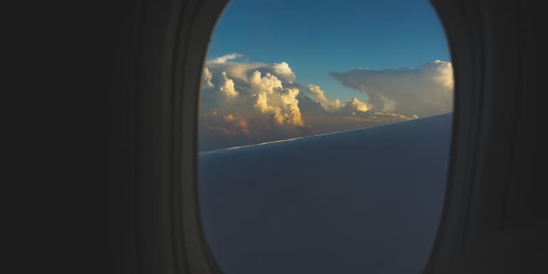 Un ciel nuageux immortalisé depuis le hublot d'un avion (Photo d'illustration).