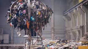 Les trois centres d'Ivry-sur-Seine, Issy-les-Moulineaux et Saint-Ouen traitent 6.000 tonnes de déchets par jour venant des poubelles vertes (non recyclables) des Parisiens et des Franciliens.