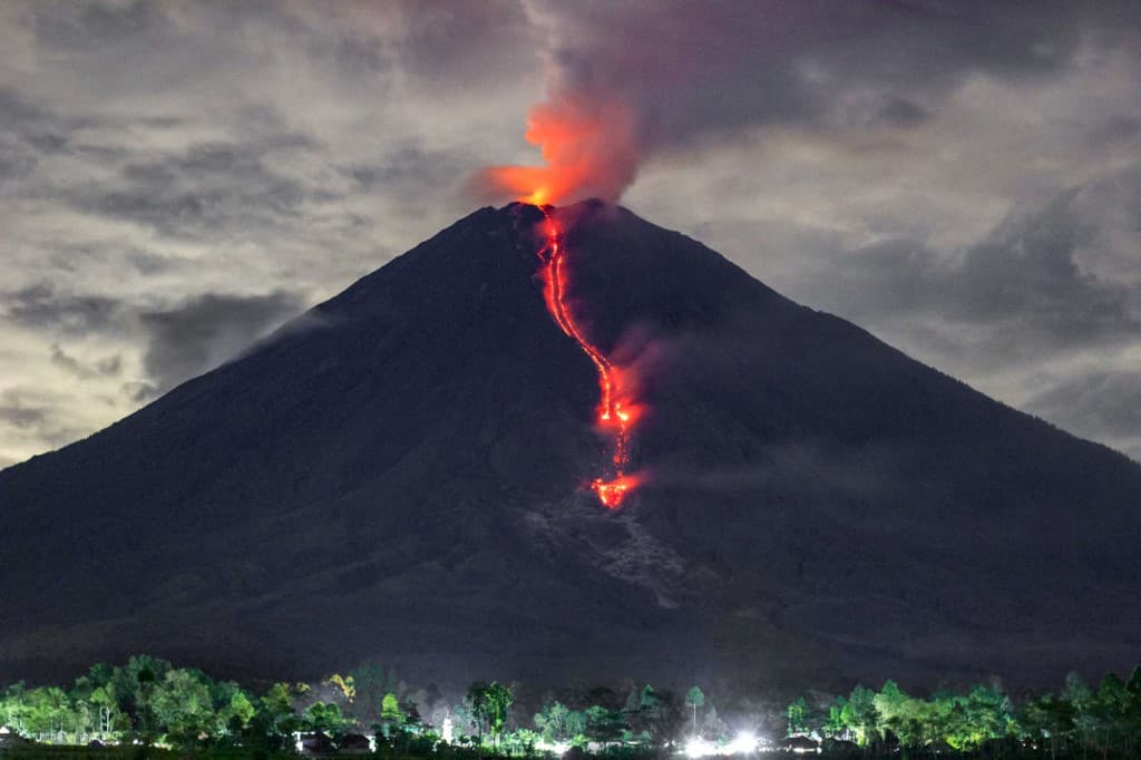 Au moins onze morts dans l'éruption d'un volcan en Indonésie 