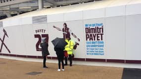 Un vigile devant le numéro et le nom de Payet