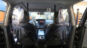 L'habitacle d'un taxi après l'installation de la protection transparente.