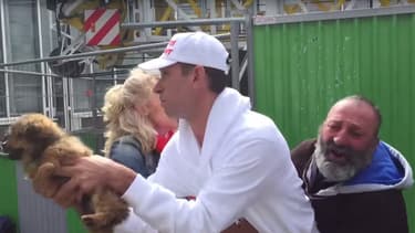 Le militant de l'association Cause animale Nord s'emparant du chien d'un SDF en sa présence.