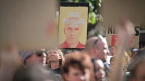 Des manifestants tiennent une pancarte portant l'inscription "Front Populaire, depuis 1998" sur une photo de Zinedine Zidane lors d'une manifestation contre la montée des partis d'extrême droite à Rennes, le 20 juin 2024.