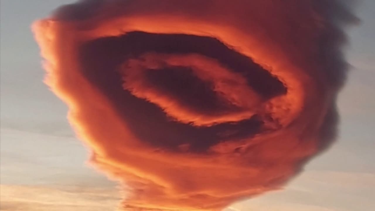 Turquie : Rond, orange et rose Un étonnant nuage observé dans le ciel  d'Anatolie