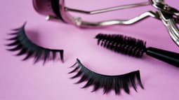 Un kit de faux cils.