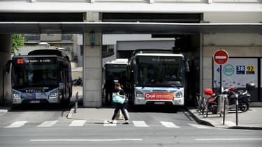 Un arrêt de bus à Paris le 27 avril 2020.