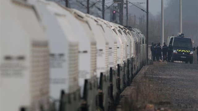 Le train de déchets nucléaires allemands parti mercredi de Valognes, dans la Manche, a quitté vendredi Rémilly, près de Metz, en Moselle, où il était stationné depuis la veille. /Photo prise le 24 novembre 2011/REUTERS/Vincent Kessler