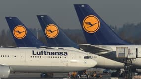 Un Airbus A330 de la compagnie aérienne allemande Lufthansa, roulant entre d'autres avions de la même compagnie aérienne stationnés à l'aéroport Franz-Josef-Strauss de Munich, dans le sud de l'Allemagne, le 29 novembre 2016 (photo d'illustration).