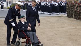 En Normandie, Emmanuel Macron rend hommage aux 177 Français qui participèrent au Débarquement
