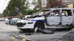 Restes du véhicule de police incendié samedi soir, à Viry-Châtillon (Essonne).