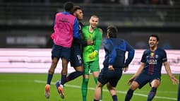 Lucas Chevalier fêté par ses partenaires après la victoire du PSG face à l'OM au Trophée des champions (2-2, 4 t.a.b. 1), le 8 janvier 2026