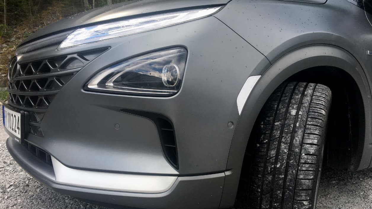 Hyundai a multiplié les entrées d'air, afin de canaliser le flux d'air, et donc la consommation du Nexo. Très apprécié des consommateurs, la carrosserie SUV n'est pas forcément la meilleure pour l'autonomie. Hyundai a multiplié les entrées d'air, afin de canaliser le flux d'air, et donc la consommation du Nexo. Très apprécié des consommateurs, la carrosserie SUV n'est pas forcément la meilleure pour l'autonomie.