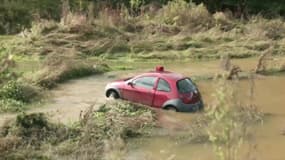 Une voiture prise au piège par les intempéries le 22 septembre 2025