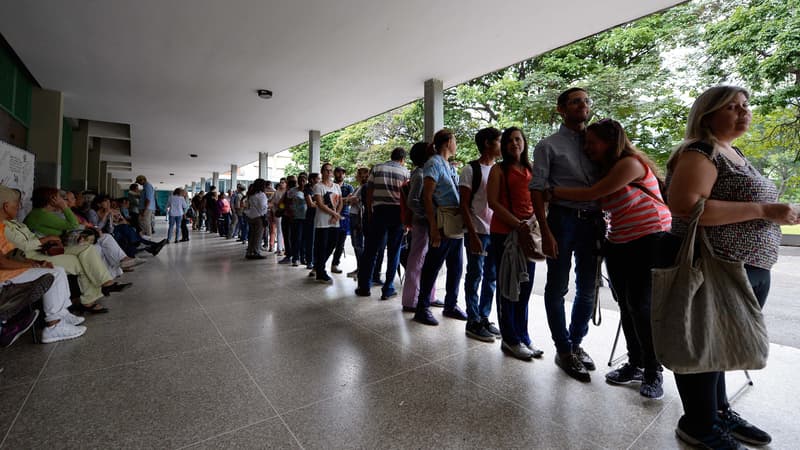 Des Vénézuéliens font la queue devant un centre électoral de Caracas, le 20 juin 2016. 