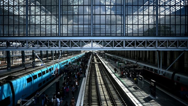 Des voyageurs attendent des trains sur les quais de la gare Saint-Jean à Bordeaux, le 6 mai 2025. 