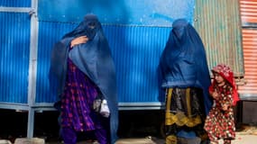 Des femmes marchent dans la rue à Fayzabad, en Afghanistan. Septembre 2024. (Photo d'illustration)