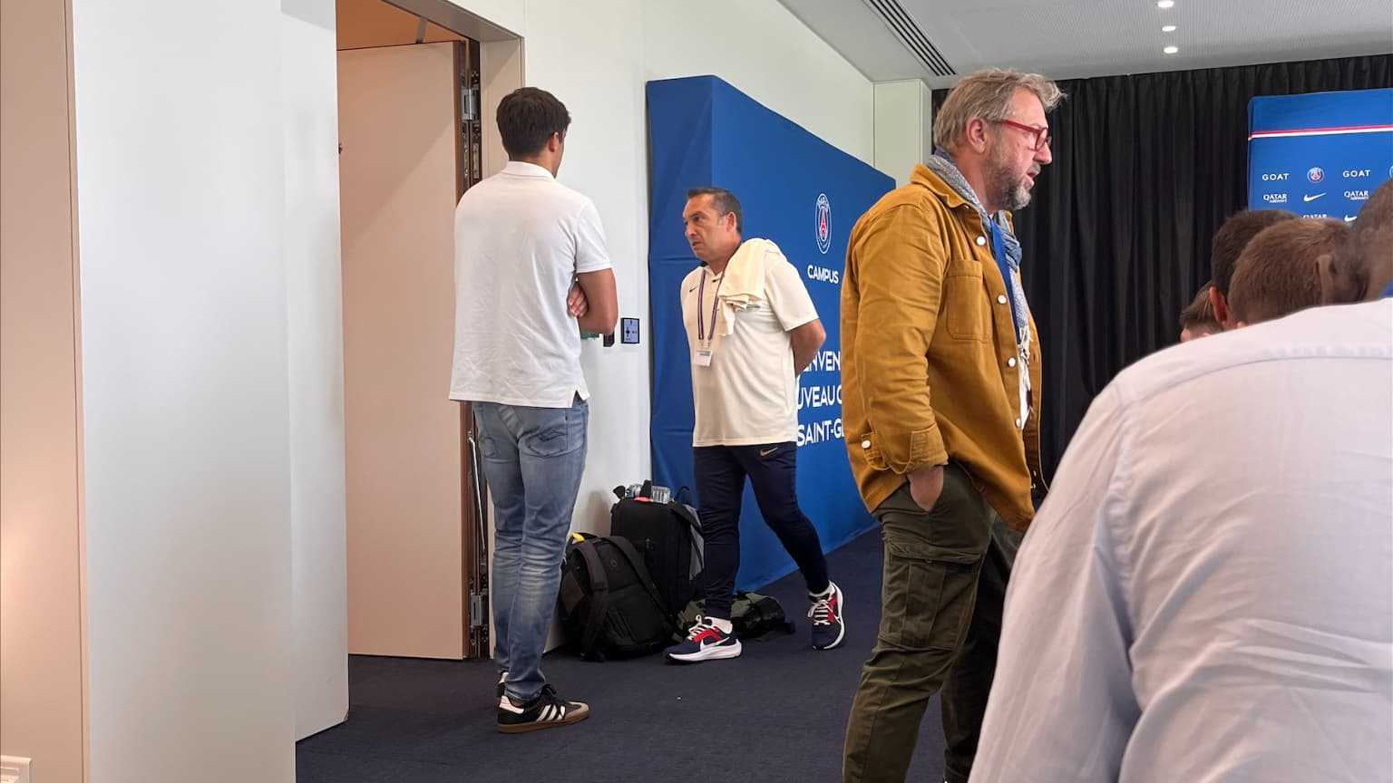 Joaquin Valdes déjà au travail avant la conférence de presse de présentation de Luis Enrique, mercredi 5 juillet