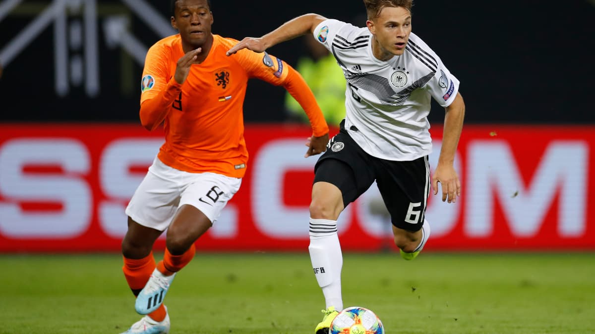 L'Allemand Joshua Kimmich (en blanc), symbole du joueur moderne ultra polyvalent et capable de jouer à plusieurs postes, face aux Pays-Bas en septembre 2019 L'Allemand Joshua Kimmich (en blanc), symbole du joueur moderne ultra polyvalent et capable de jouer à plusieurs postes, face aux Pays-Bas en septembre 2019