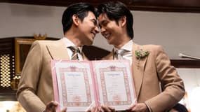 Les acteurs thaïlandais Apiwat "Porsch" Apiwatsayree et Sappanyoo "Arm" Panatkool posent pour des photos après avoir enregistré leur mariage au bureau du district de Phra Nakhon à Bangkok, le 23 janvier 2025.