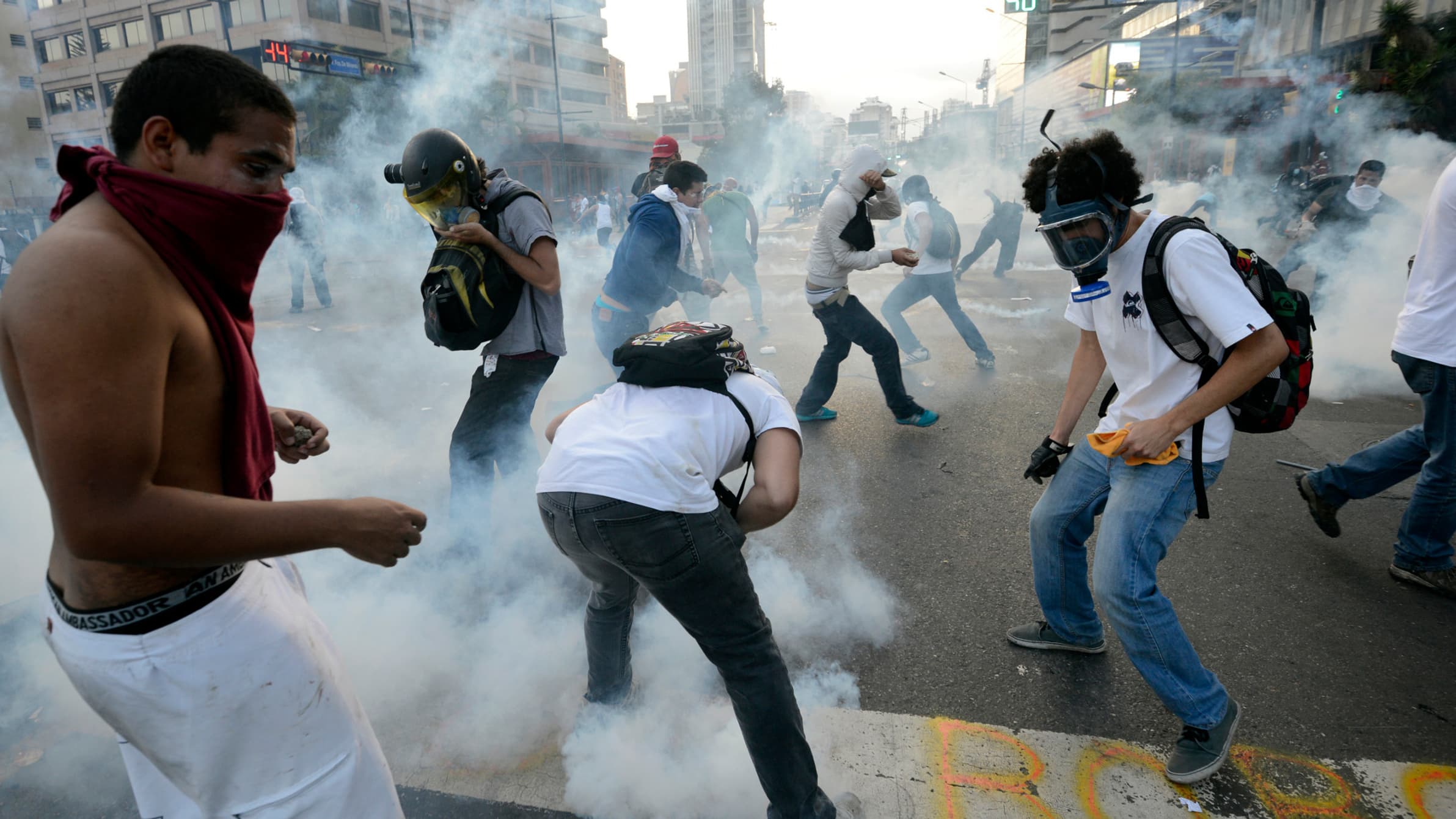 Des manifestants reçoivent du gaz lacrymogène, le 22 février, à Caracas.