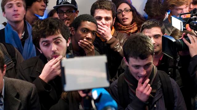 Déçus ou remontés, les militants réunis au QG de campagne du MoDem étaient nombreux dimanche soir à envisager un vote blanc le 6 mai, quelles que soient les éventuelles consignes de leur candidat, François Bayrou. /Photo prise le 22 avril 2012/REUTERS/Jul