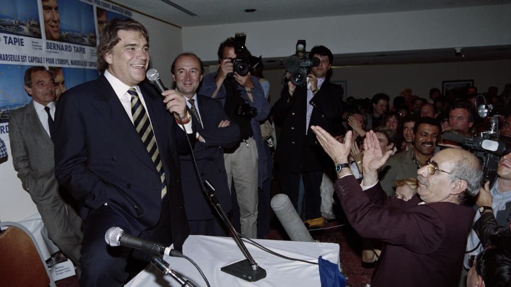 Pleine lucarne. Bernard Tapie célèbre, le 12 juin 1999 à Marseille, les 12,03% de sa liste Énergie radicale aux européennes. Pleine lucarne. Bernard Tapie célèbre, le 12 juin 1999 à Marseille, les 12,03% de sa liste Énergie radicale aux européennes.