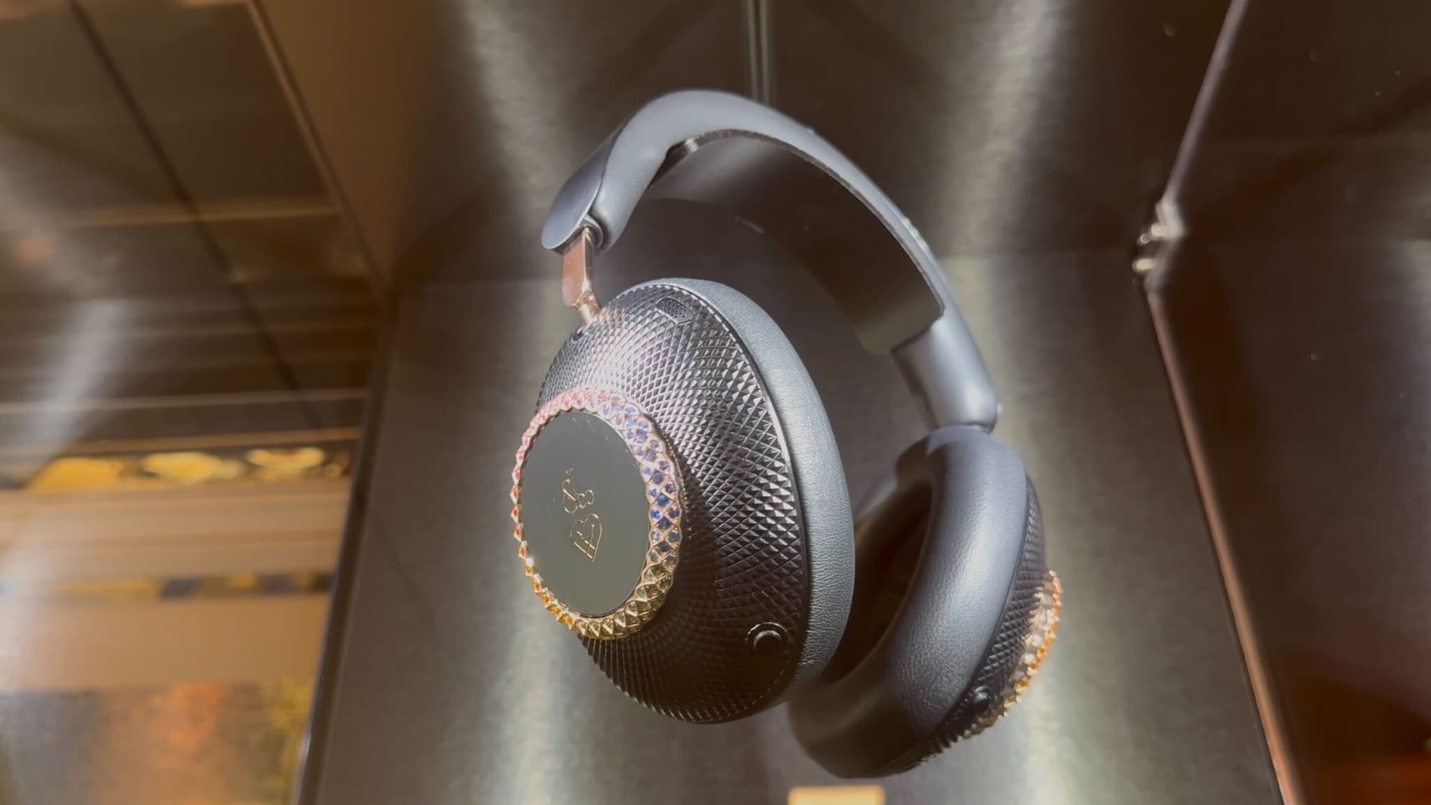 DIAMANTS, OR ET SON HAUT DE GAMME: LOEWE LANCE UN CASQUE AUDIO À 100.000 EUROS
