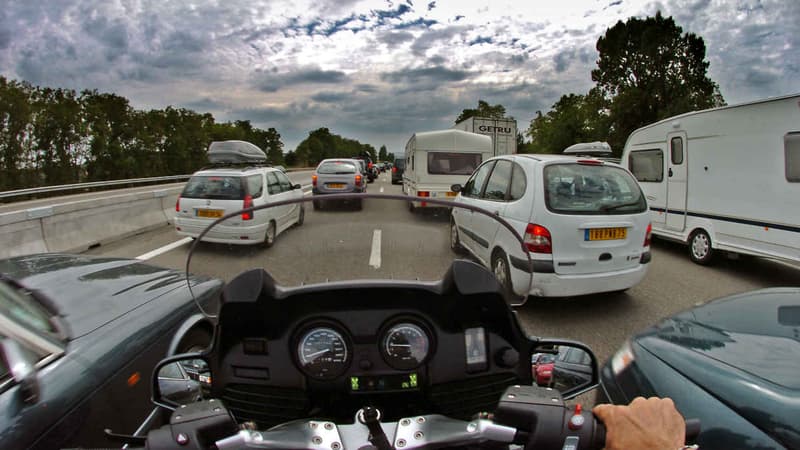 Il sera bientôt possible pour les deux roues de circuler entre deux files de voitures, sous certaines conditions, dans certaines régions (photo d'illustration).