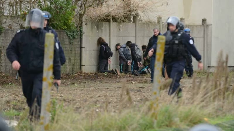 Les interpellations à Mantes-la-Jolie ont déclenché une vive polémique.