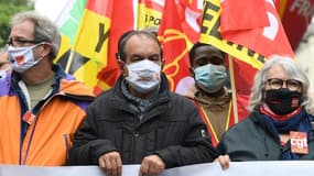 Le secrétaire général de la CGT Philippe Martinez (c) en tête de cortège lors de la manifestation du 1er mai 2021 à Paris