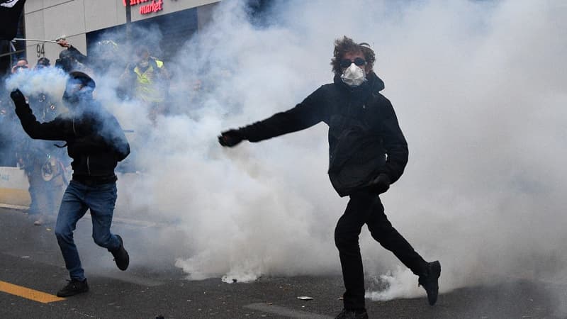 Des manifestants à Paris, le 5 décembre 2020.