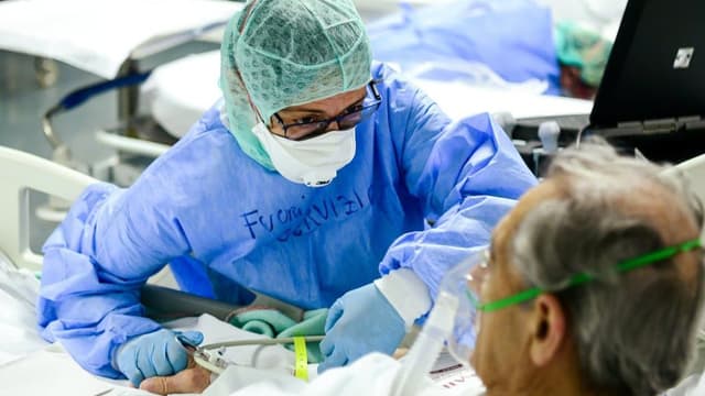 Une personne hospitalisée en Italie en pleine crise du coronavirus (Photo d'illustration).