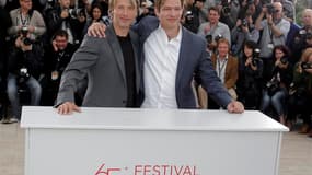 Le réalisateur Thomas Vinterberg (à droite) et l'acteur Mads Mikkelsen sur la Croisette. Le titre de son dernier long métrage présenté à Cannes, "La chasse" (Jagten) évoque à la fois la chasse au gros gibier que pratique le principal protagoniste et la ch