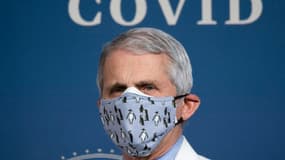 Le conseiller médical à la Maison Blanche le docteur  Anthony Fauci écoute la conférence de presse de Joe Biden, le 25 février 2021