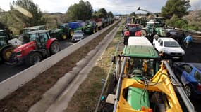 Des agriculteurs bloquent l'autoroute A7 reliant l'Espagne à la France avec des tracteurs et des pneus dans la région de Catalogne, à Pontos, près de Figueras, à 40 km de la frontière, le 27 février 2024. 